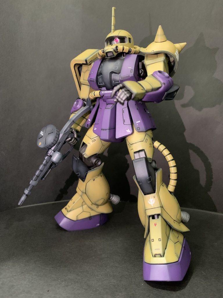 今回は武器もグラデーション塗装しました。質感上がって良かったです。モノアイの位置が若干上に付いてしまい、なんだか少しアホっぽい感じになっちゃったのが悔やまれます😭