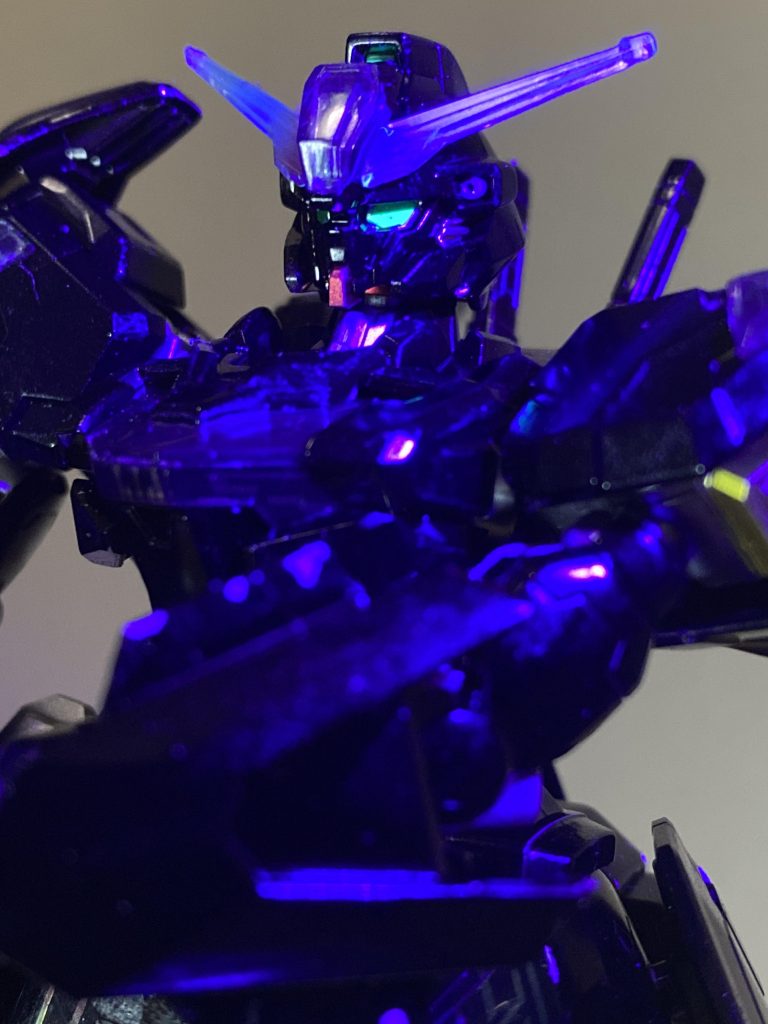 ブラックライトで妖しい光沢