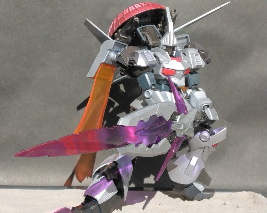 サンライズ立ち!中央のマントは大剣になります。