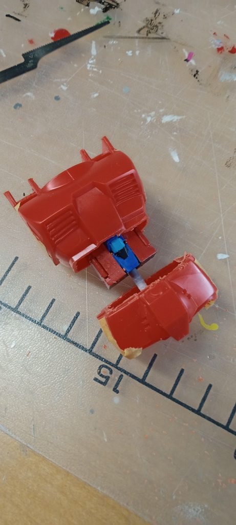 胴体を分割し、先に作ったガンダムと同じコアファイターが入るようにしました。