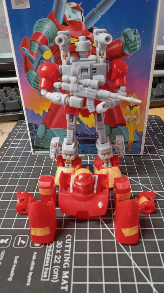 内部骨格を仮組した状態です。胸の排気グリルも内部骨格側に作ってあります。