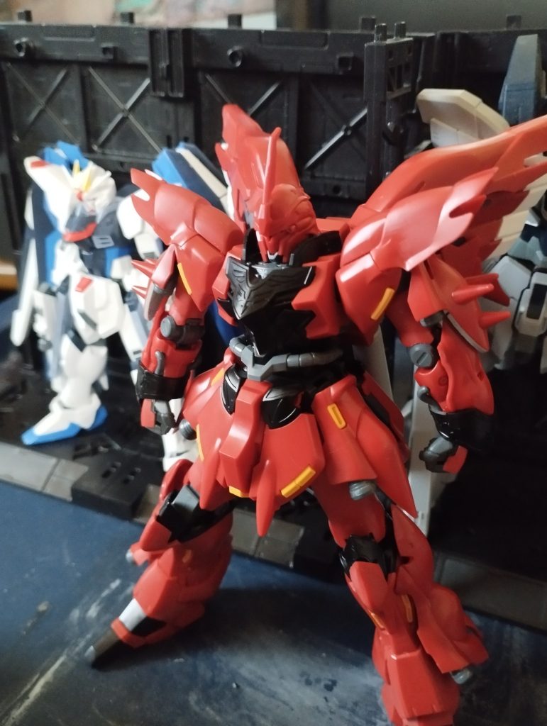 ほぼ素組みですモノアイレールがイメージより細かったので少し削り込んだのと、肩アーマー裏の肉抜き穴をプラ板で埋めたくらい