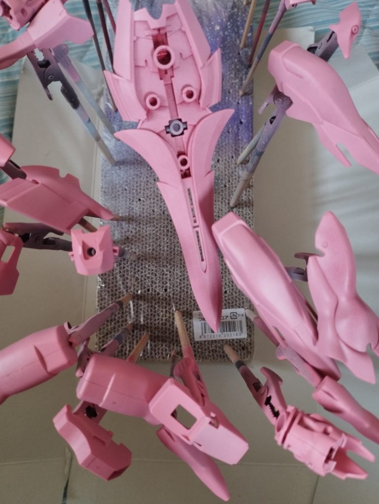 フェラーリのような鮮やかな赤色を出したかったので、ピンクサフ吹いてからイタリアンレッドで塗装