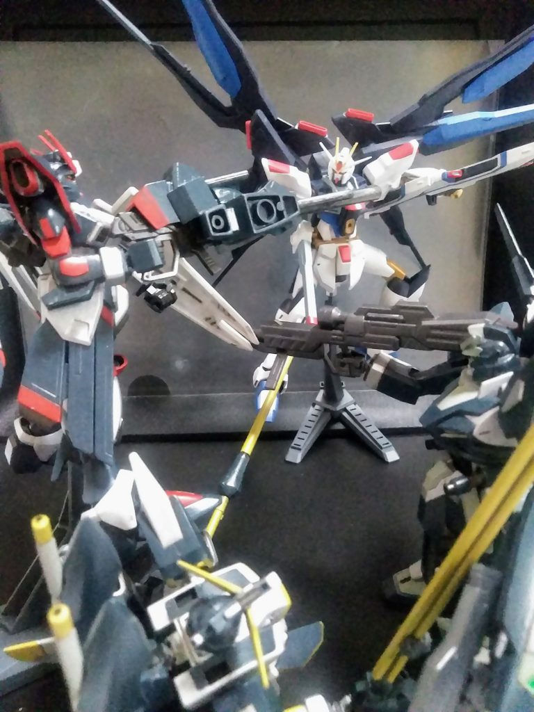 《エイト アワー オール メンバー ギャザリング隊》は《ラゥ ル・クルーゼやレイ・ザ バレル》と同じ《フラガのクローン達》🤔      もっとも感情は最低限のモノしかない様です😣『アスランとシン』互いに庇い会いながらの戦闘となりますが《多勢に無勢》徐々に追い込まれて行きます😥                 「ヤハリ駄目か❗」と不安がよぎった時に  上空から『ストライク フリーダム ガンダム』が舞い降ります😆💖『キラとアスラン』二人が叫びます!               「シン❗議長の元へ行け❗」と