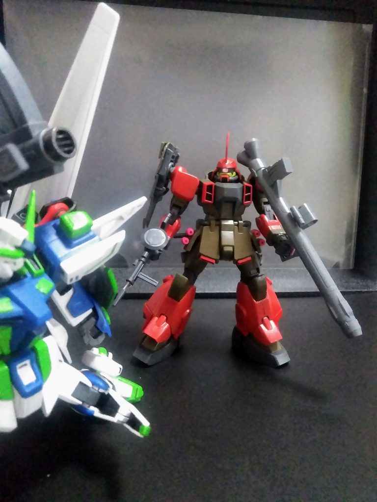 二人に推され『宇宙要塞メサイア内部』へ       MS格納庫では『朱いザク』が待ち受けてました😥                          コックピットにいる人影は、紛れもなく      『デュランダル議長』その人です🧐