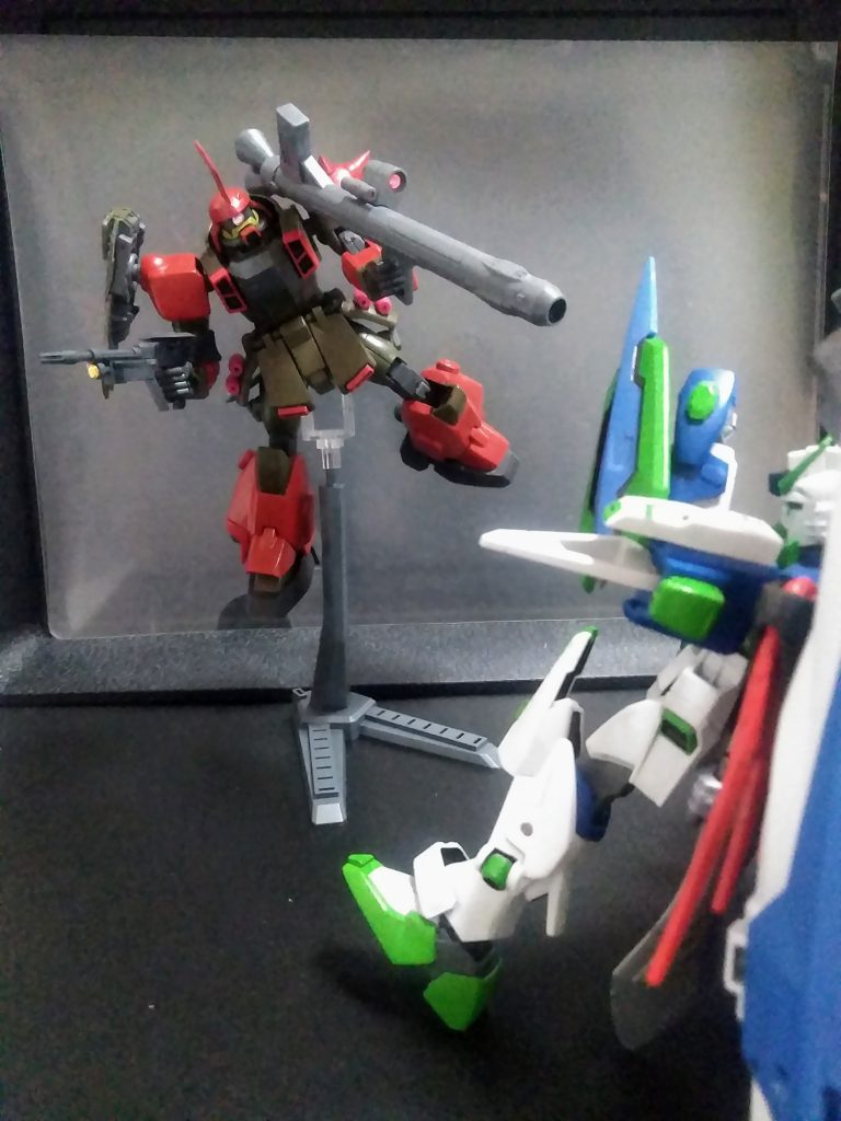 《シンと議長》は互いの言い分を争わせます😠                         互いに語る言葉が尽きた時、闘いの火蓋が切って落とされたのです❗                                       どうしても『議長』に対して迷いを棄てきれない『シン』                                                        「パイロットの能力の違いが、戦力の決定的差で無いことを・・・教えてやろう・・・」 議長は言うのでした😔『ザクD.S.S』は『デスティニー シビュラ システムを搭載』した『議長専用機』です😋『D.S.S』の起動により本来パイロットでは無い『議長』でも、『スーパー コーディネーター』と同等の操作技能が得られます😂