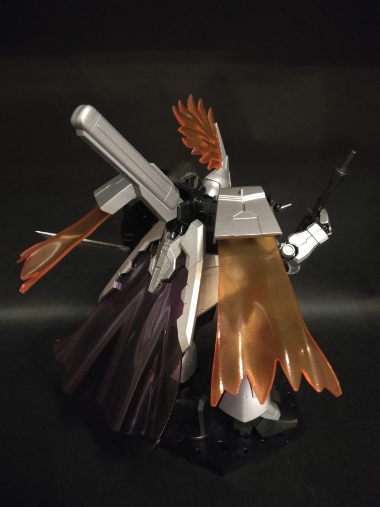 後ろ姿騎士の甲冑をイメージしてシルバーで塗装。ビームマントを3枚。騎士らしさ出てますでしょうか?