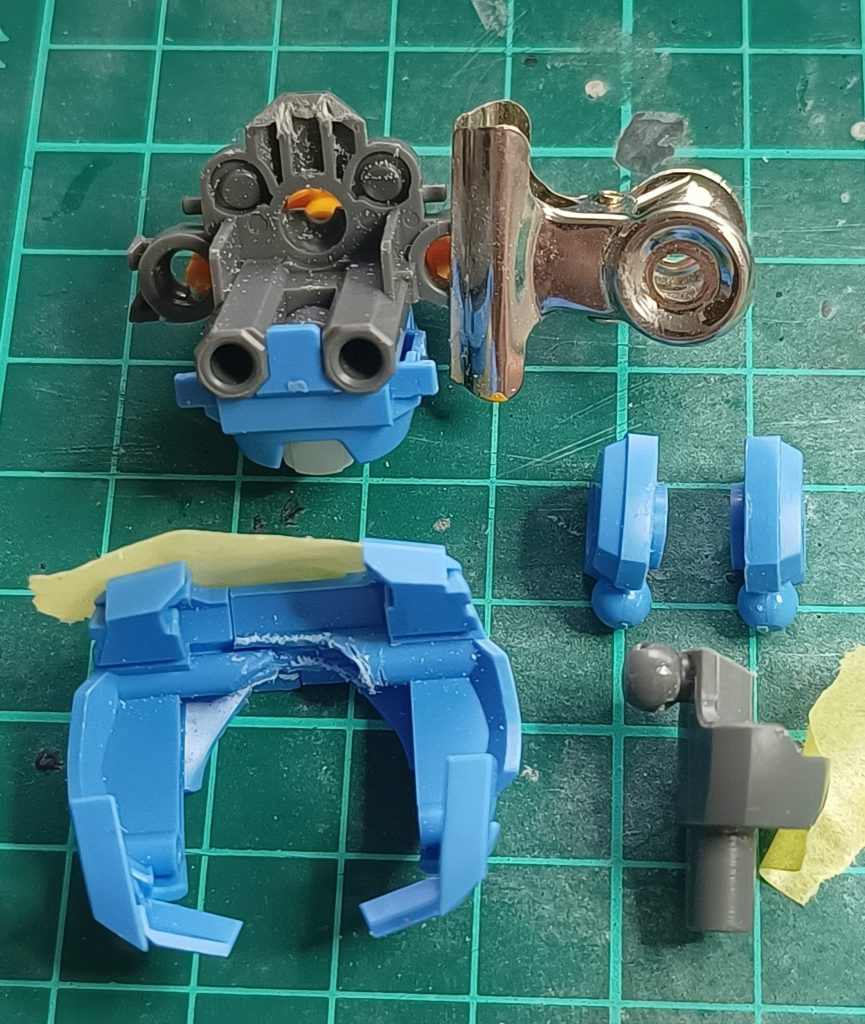 胸部です、胸を反らさせる為に内部を削りましたがあまり効果がなかったかもしれません。重要なのは肩を胸部に接続する為のジョイント(中央右)、これの幅を半分カットする事で肩幅を狭くする事が出来ます。