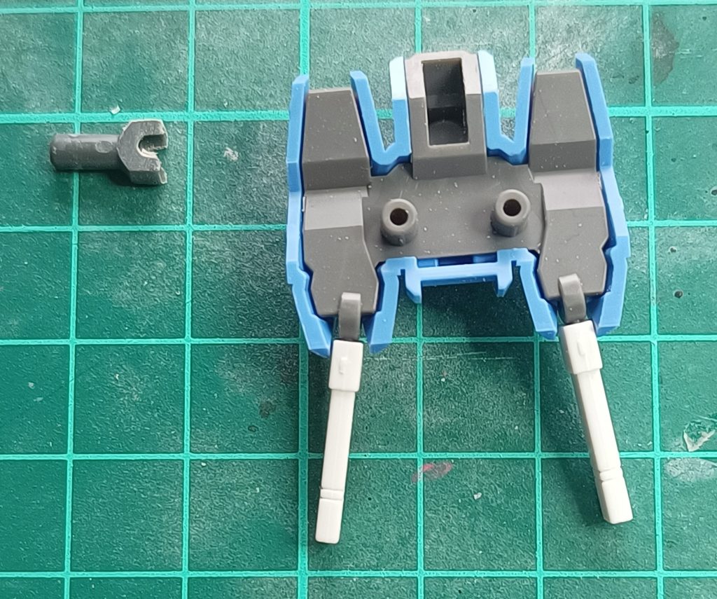 ボールデンアームアームズのボールジョイント小の受けを、左右を削ることでエアリアルのバックパックを腰の3mmジョイントに無改造で装着できるようにしました、接着も塗装もしていません。