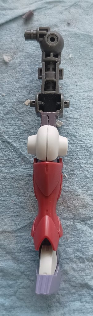 脚部です、股関節ジョイントは本来とは逆向きにして装着し、太腿パーツの干渉する所を削っています。諸々丁度いい位置でカットして接着しています。