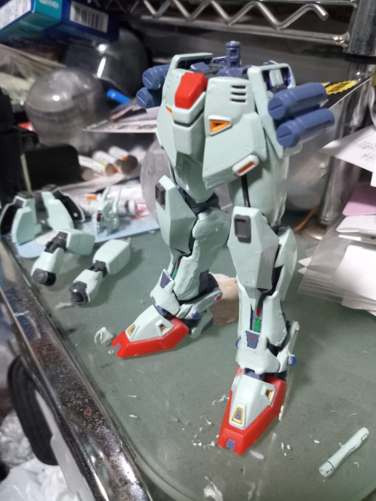 当初はF91Ver2.0のパーツを(入手難度の低さから)多様してましたが大きさ的に違和感があり却下に。結果的にパーツ注文から買える範囲で集めて、スネや脹脛パーツはF90IIの物、膝を火星ジオン仕様の物をカットして使用。肩も左右共に火星ジオン仕様の右肩をチョイス。この時代の連邦MS定番の腰の対MS用グレネードも火星ジオン仕様から。その他ディテールアップパーツでデコレーション