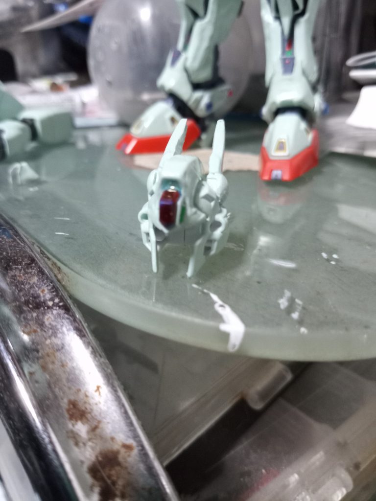 頭部はF90IIの方が縦の目幅を考えるとゴーグルタイプに合うと思いそちらをチョイス。後頭部を削りジャンクパーツから隊長機のそれっぽい大型アンテナを取り付け。