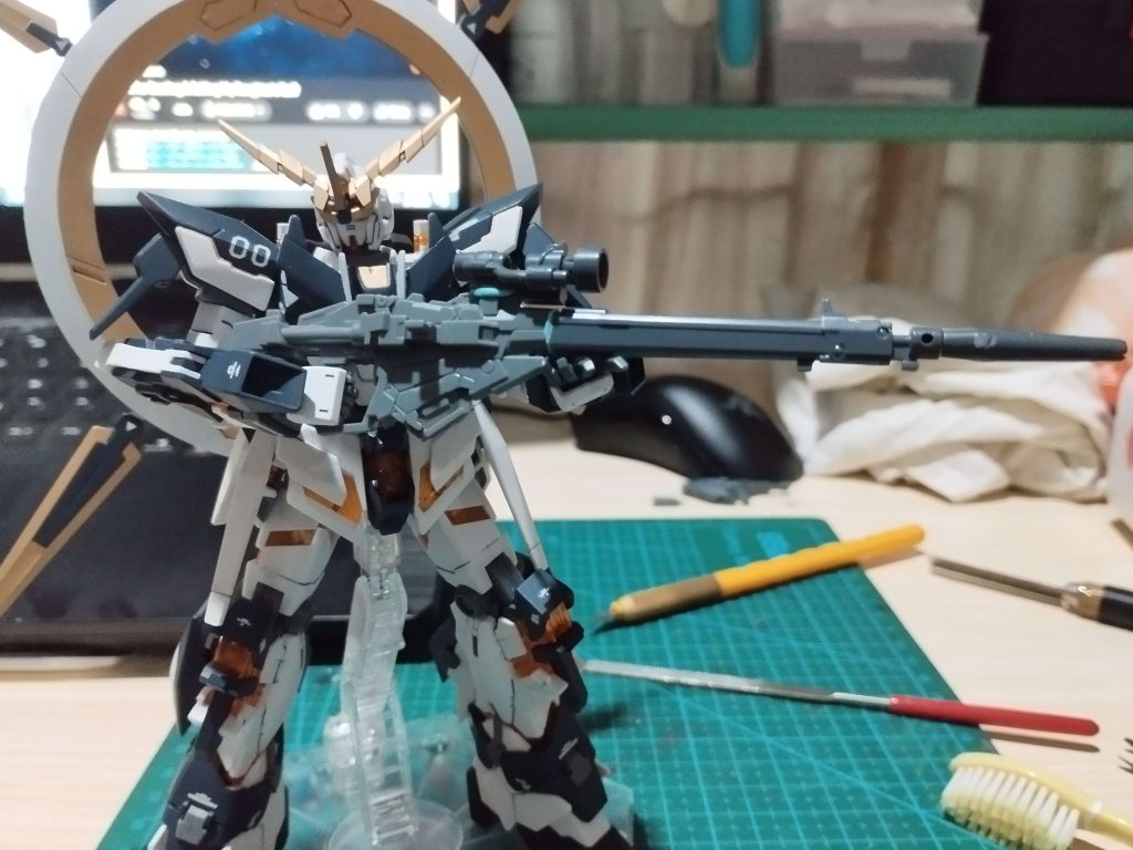 Here is the picture before painting, it was made using the Unicorn's beam magnum and Sinanju's rifle.ユニコーンのビーム・マグナムとシナンジュのライフルを使った塗装前の写真。