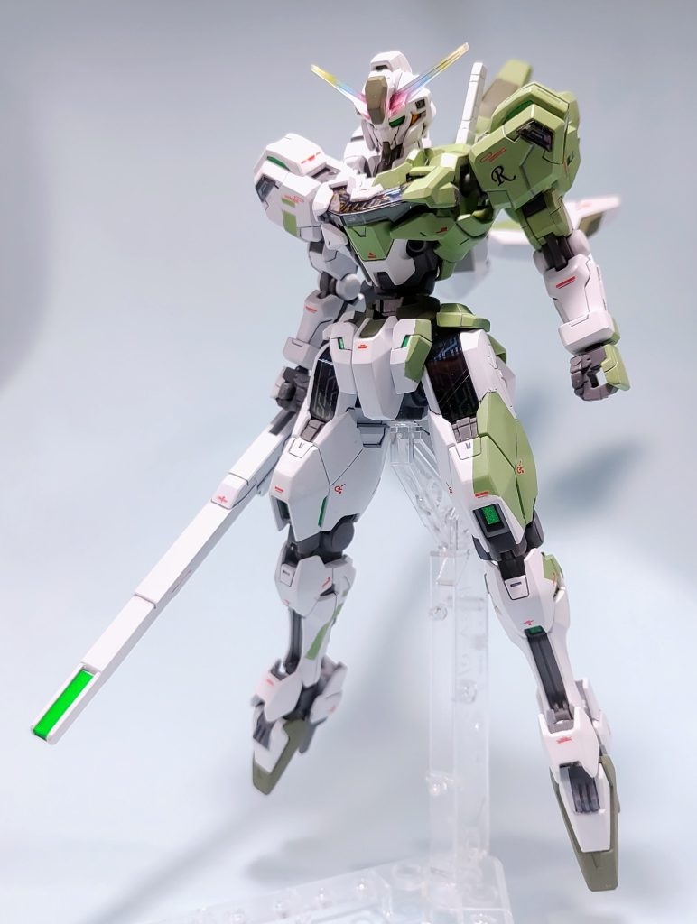 カラーリングは、11月6日で、つばきファクトリーを卒業する山岸理子ちゃんのメンバーカラーの“ライトグリーン”のイメージで、トーンを落として塗装しました。配色は、某有名なνガンダムを意識しました。