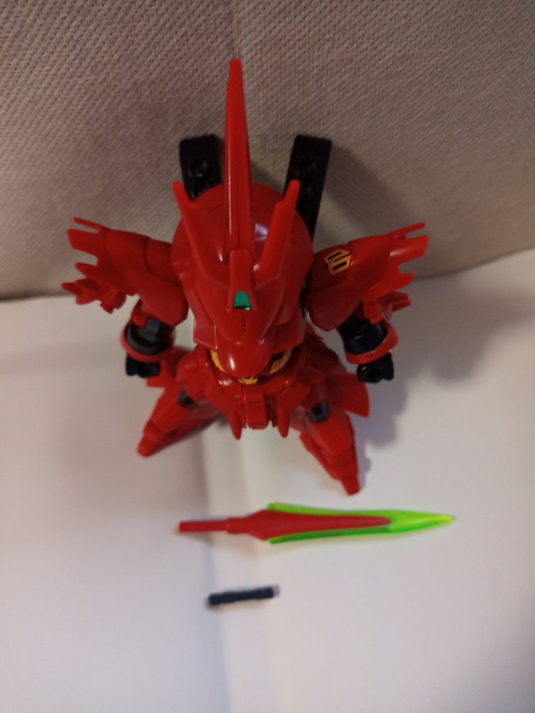 武装を取り外して一枚。ダリルバルデのビームクナイとバンシィ・ノルンのビームサーベルを装備させています。