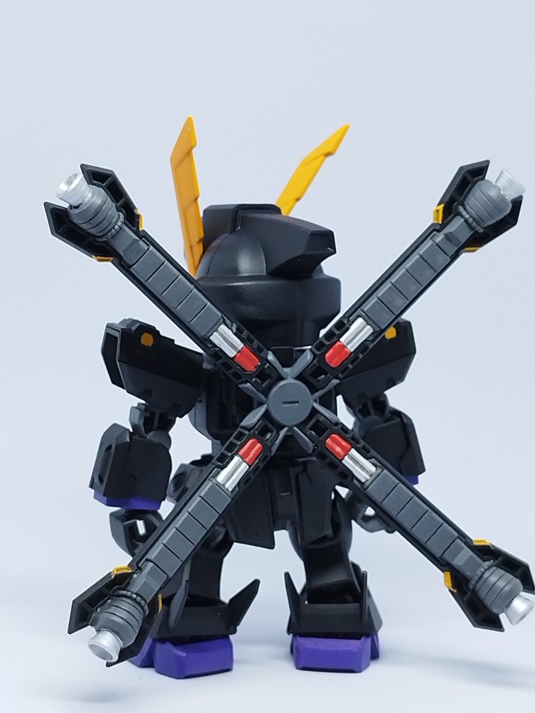 〜MOBILE SUIT〜SDCSクロスボーンガンダムのボディにGジェネシリーズのX2の頭部を取り付けました。アンテナをシャープ化、ヘッドバルカン大型化、アイデンティティであるスラスターはバーニアを開口し、そこにコトブキヤM.S.GバーニアノズルⅡを差し込んでいます。ツインアイはプラバンで切出しました。旧キットとはいえ顔面の造形はかっこ良く、SDCSとの親和性も抜群だったので、改修はそれぐらいです。