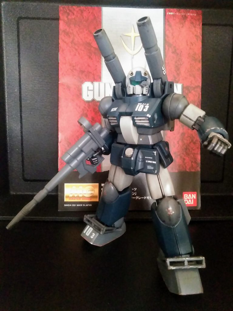 以前投稿の｢ゲルググ｣で味を占めてしまい、調子にのって｢本棚の守護神であった ガンキャノン｣をリビルドしてみました😋 (いや！またかっ！👹)　　　　　　　　　　　　　　　　　　　　　　　この子の発売は 2001 年発売となっております🤔                                                                           と、云うことは 22歳かぁ・・・｢時間の経過は残酷だなぁ・・・😭