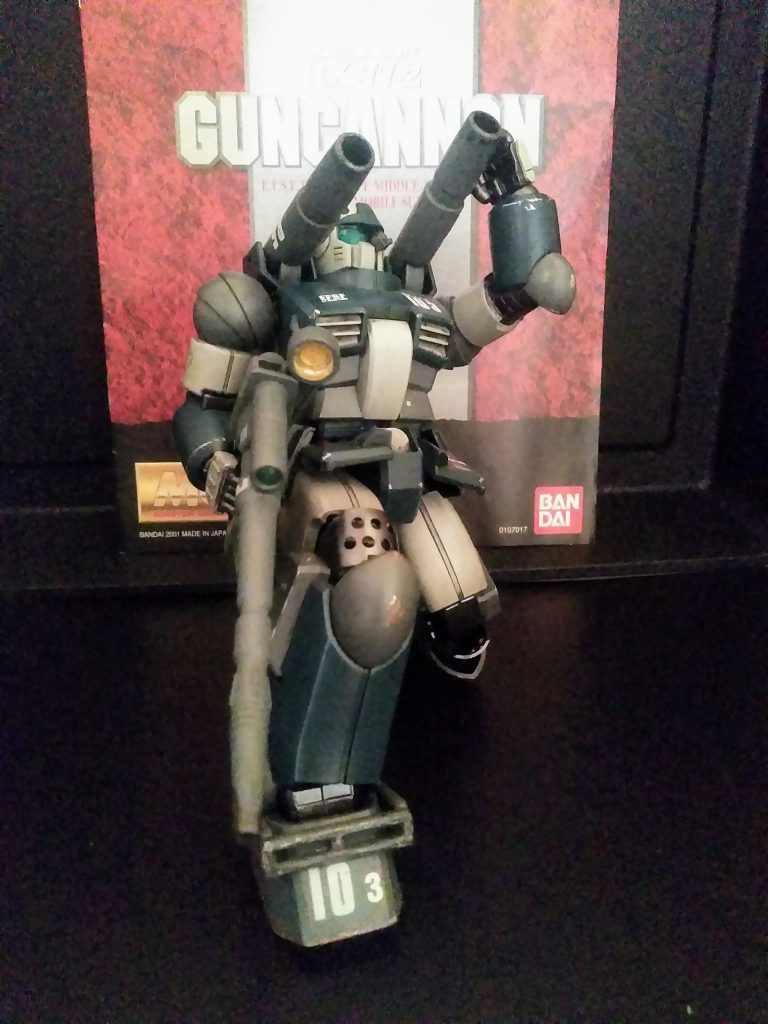 特にモチーフとかは無いのですが、何時も通りに｢蛇足作業｣を実行です😤　　　　　　　　　　　　　　　生身のジオン兵を追っかけ廻すなら｢足元を狙われるかも｣と云うことで｢ナンチャってアンクルガード｣😊　　　　　　　　　　　　　　　　　　　隠れて逃げ廻るジオン兵を認識するための｢各種対人センサー｣ → 左目の事です🤗　　　　　　　　　といった感じです😋