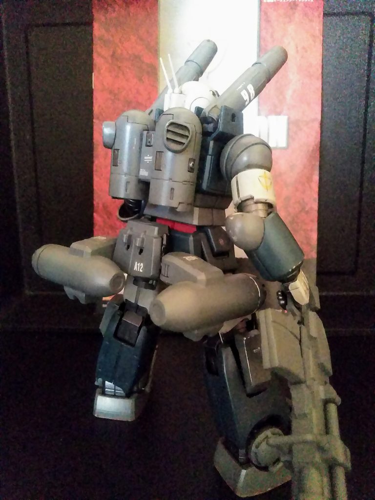 ｢スプレーミサイルランチャー｣も付属しているので、折角だから腰にマウント出来る様にしときました😋　　　　　　　　　　　　　　　　　赤くみえるのは｢コア・ファイター｣　　　　　　　　　此方も変形&格納が可能です🤗　　　　　　　　　　まぁ、固着してしまっているので、取り出すのは勘弁して下さい😣 22年の時間の重み😢