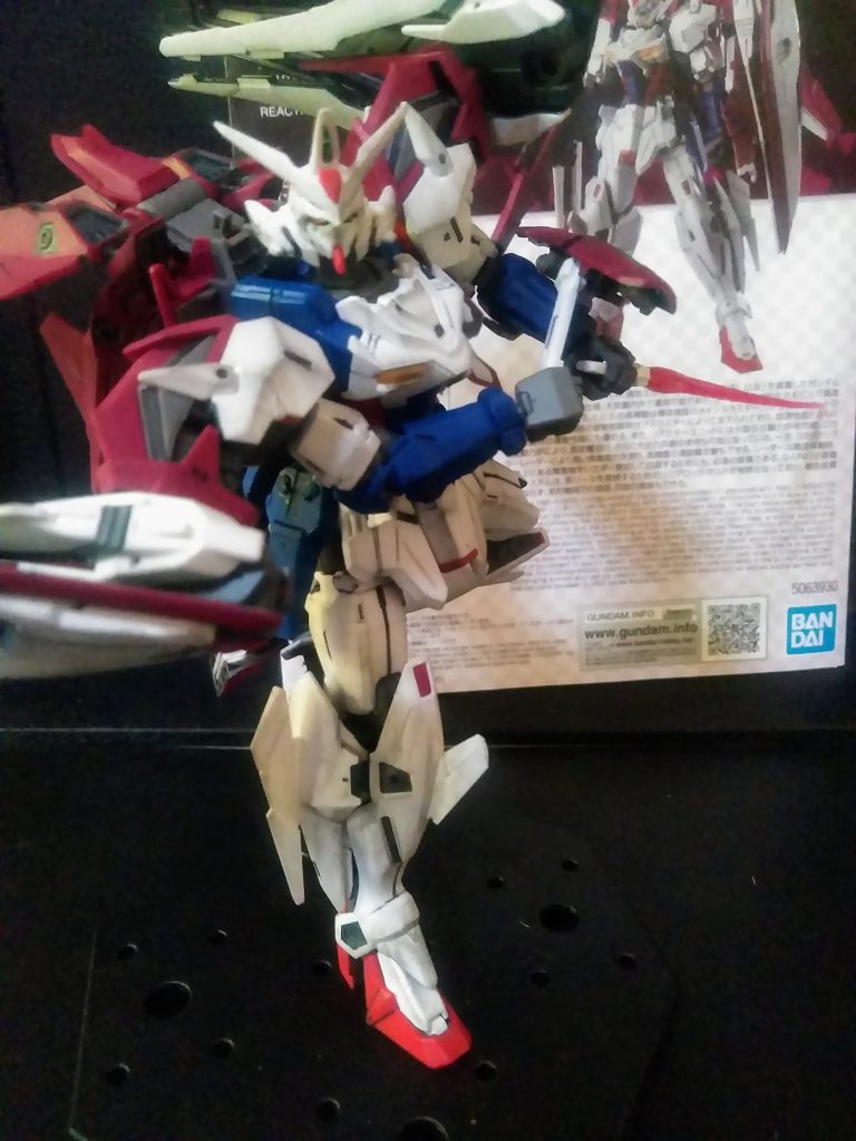 ハイ。今回も逝きます❗ 「サーベル抜刀❗❗」 「サーベル」はシールド裏面に 2 本設置されています😊あっ!「サーベル」違くて「ソード」表記でした😆 まぁ、見た目一緒!言ったモン勝ちですね😂