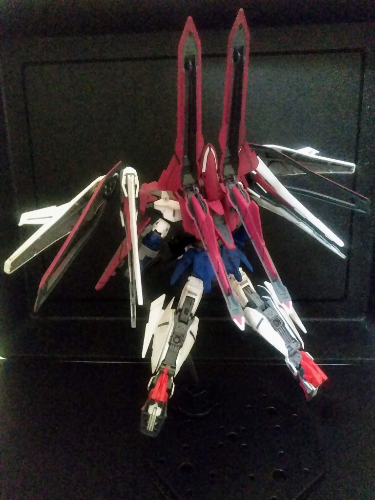ハイ。スラスター展開❗ なんて宣ってみたけど、噴射口は見当たりません❓🤔解説によると「大気圏内外対応」と在ります😲 そして、高速飛行形態へ変形出来るとか🤣 ウ~ム・・・この「羽がイッパイ感」が堪らない😍