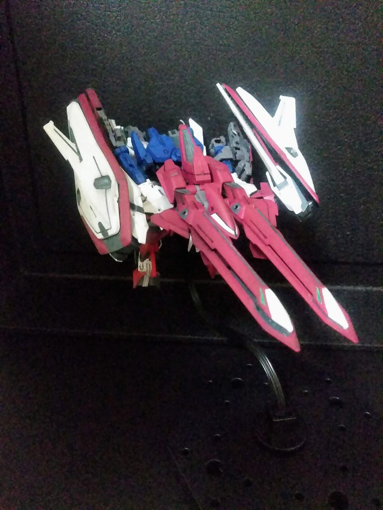 其では、この子のウリである「高速飛行形態」へ移行です🤗 パターンは「ガザ C 」達と同様に 「身体を倒す」→「脚を前面に引っ張りだす」となります🧐 超!簡単❗❗🤣