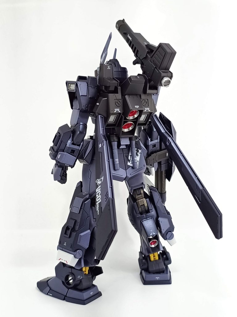 バックパック等にはGXグラファイトブラックを使用。かすかにメタリックの粒子を含んだブラックグレーで、まさに鉛筆の芯の色で使い勝手が良いお気に入りのカラーです。バーニアは手軽にメッキっぽい光沢が得られるスーパークロームシルバー2を。これも手放せません。