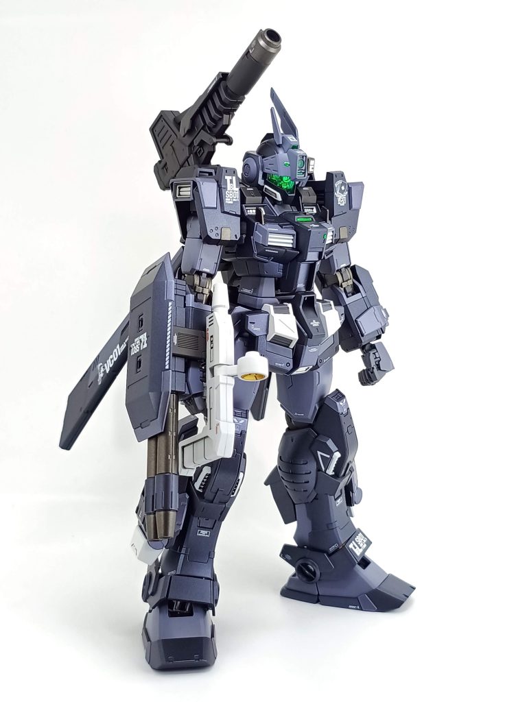 全身ショット。紺色の部分はバーチャロンカラーのパールマーズダークブルー、一部はシルバーを混ぜて明るくしてRG風の2トーンにしました。ちょっと明度差付きすぎちゃいましたがまぁ良しとしますw太腿などのグレー部分にはNAZCAのジョイントグレーを瓶生で。