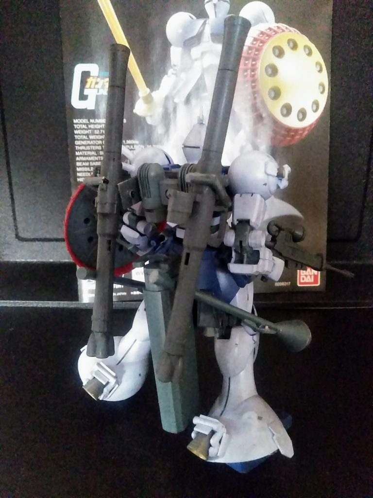 『スクランブル中隊隊長 ブ・ルータス大尉』は強襲突撃隊員です。なので搭乗MSは「強襲突撃隊仕様」となります。(そんな部隊があるか知らんけど😏) なので、全身にスラスターが在ります😤 中隊名の「スクランブル」は「色々を寄せ集めて」という解釈でお願い致します🙇