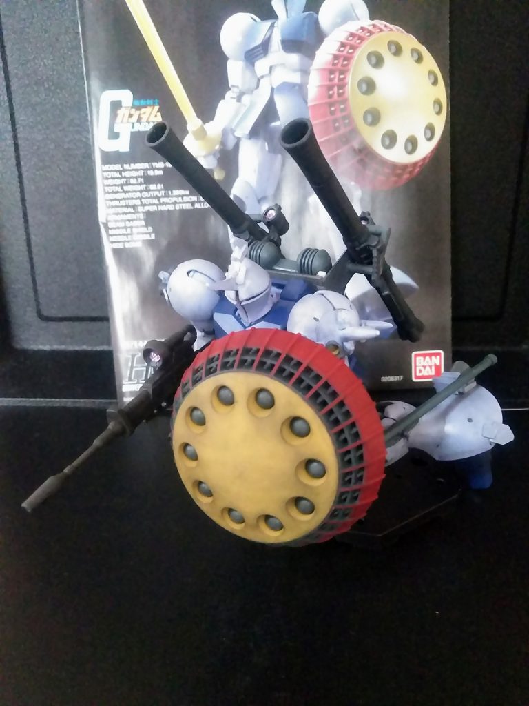 『滅び行く 者達へ・・・』 「ケンプファーの雰囲気が出せれば良いなぁ😁」と考えながら実行です😊 「強襲突撃隊仕様」なので「《ゲルググ用ビーム ライフル》& 《ミサイル シールド》&《ザク バズーカ × 2 》 & 《シュツルムファウスト× 2 》&《チェーン マイン》そしてスラスター増し増し」でヤッテみました😋要は「ケンプファー」の真似っコという事で😁賛否両論となる「ミサイル シールド」 自分もシールドとしては否定派なので、全弾発射後はポイ捨てです😏