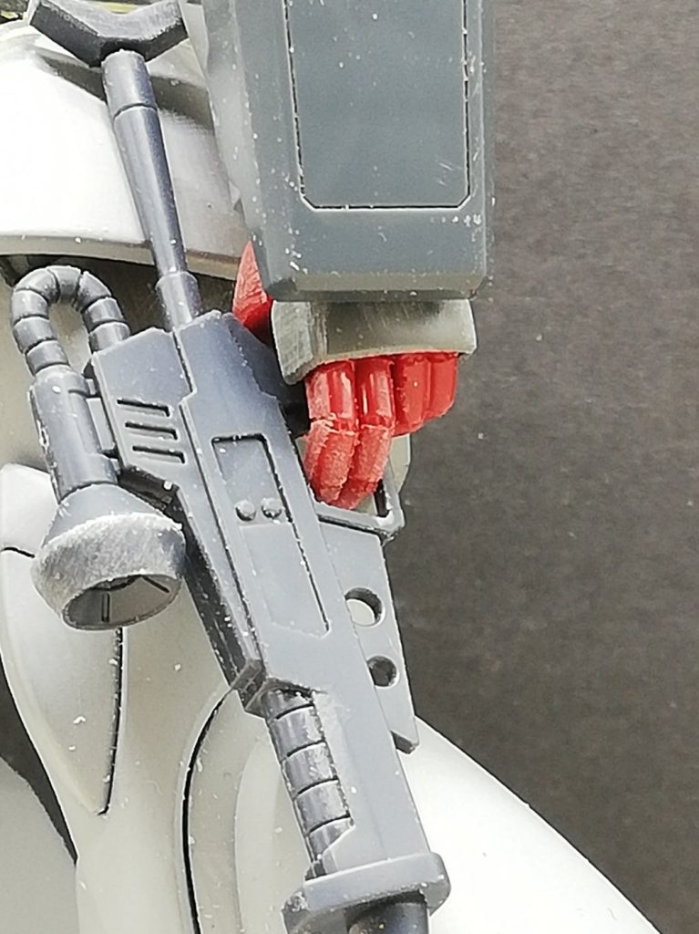 ライフルは左手に。指はトリガー２本がけ。