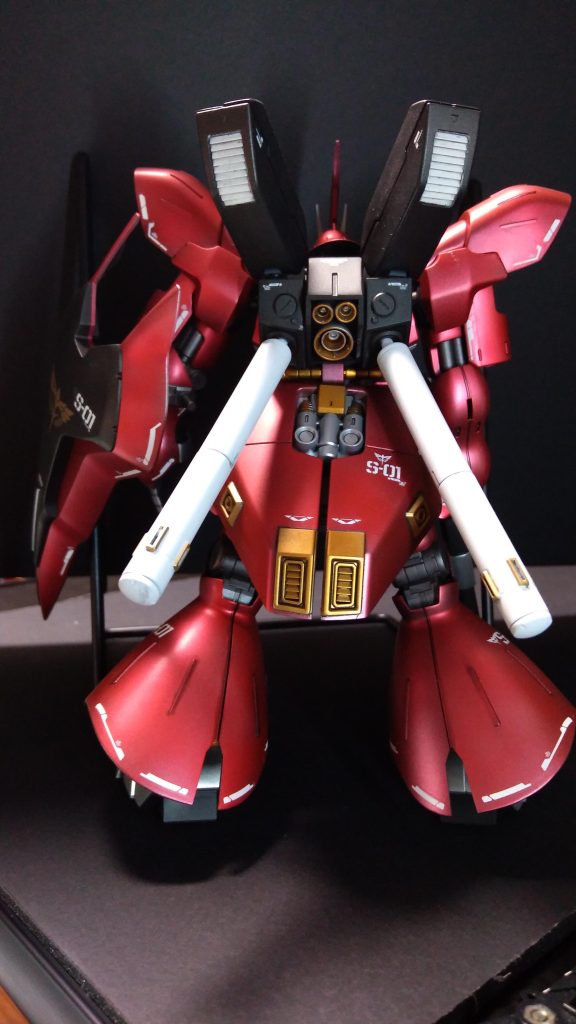 リアスカートの裏も頑張って塗り分けましたが、まったく見えませんでした。また裾部の白いラインもRGとは計上が違うので綺麗なアールとはならずですが、HGののっぺり感をごまかしてくれます。