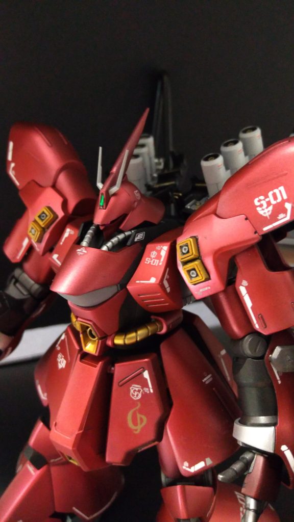 写真撮影が下手くそで全身を撮影すると短足に見えてしますので画像としてはこちらがお気に入りです。ハンドパーツも通常はグレー一色ですが甲の部分は塗り分けました。