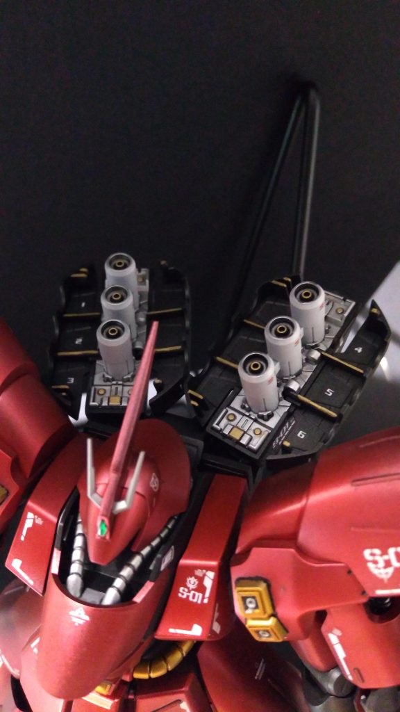 今回のアピールポイントのファンネルコンテナです。なかなか使用しない小さなナンバーのデカールがあったのでファンネルとコンテナにナンバーを振ってみました。とさかのセンサーのグリーンも初めてレジンを塗ってみましたが画像でみるとはみ出ているのが良く分かります。