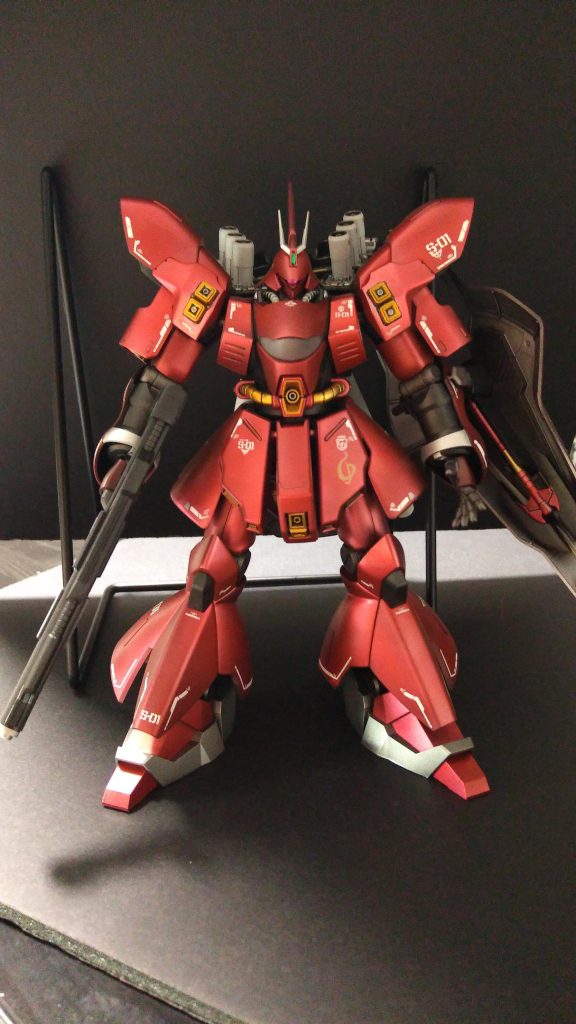 またMGやRGでは複数のレッドカラーを使用して情報量を増やしているのに対し、HGは2色のレッドでパーツ単位での塗り分けとなっていましたが、シルバーをワンポイトに使用して塗り分RGサザビーのデカールにて仕上げています。ファンネルも特別な装備感を演出したくホワイトで塗装してみました。