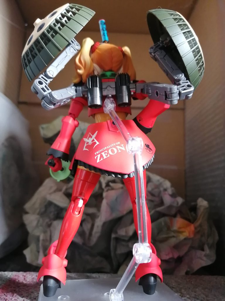 今回は少し改造しました。胴体はウエストの分割を一体化、ドラム缶体型を脱するため、くびれ少々と腹周りにそれっぽい凹凸を作ってお腹パンパンに見えないようにしました。スカートはプラ板で輪っかを作って大体腰位置に来るようにしました。悪意の短足は余剰パーツの細長い方にしました。首を短くしました。