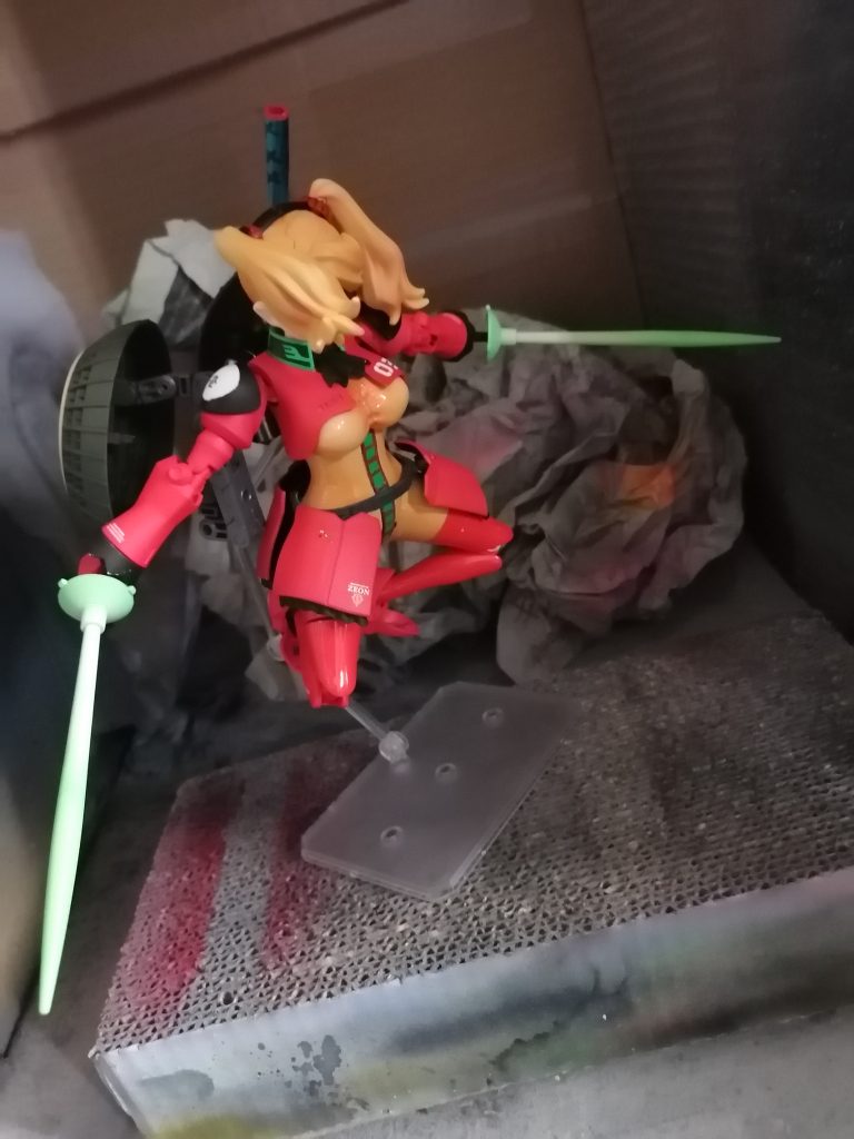 せっかくなので弐号機っぽいポーズをと思ったのですが、さっぱりそれっぽく見えないですね…