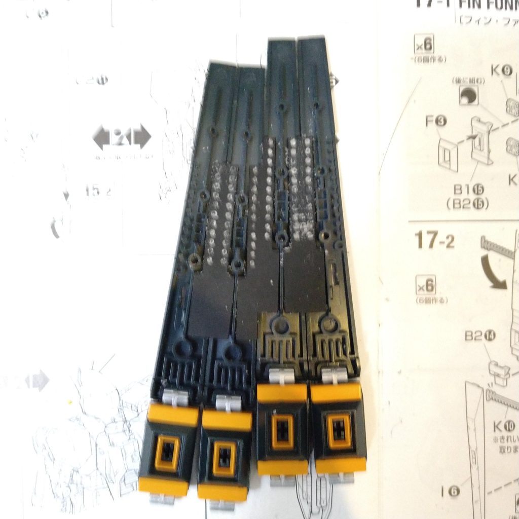 画像ぼやけててごめんなさいm(_ _;)m ファンネル4枚は自作した接続パーツで強化されています。角度を付けたポーズでもファンネルが綺麗に並ぶようになりました。