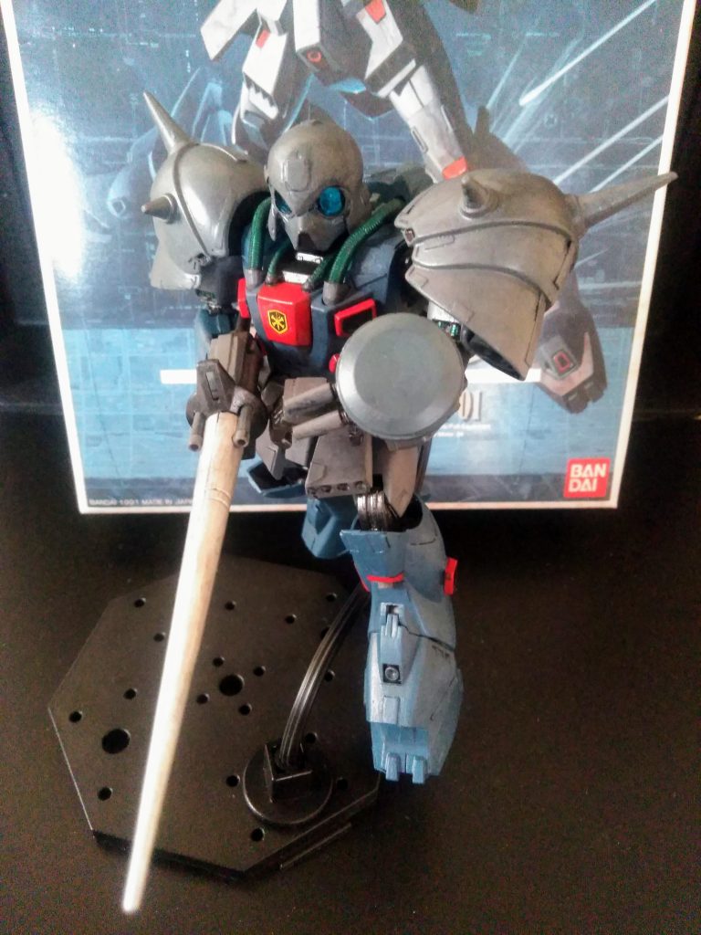 しかし、このデザイン🤔            とてもヤラレ役とは思えない素敵なデザインだと考えます😍クロスボーンといえば「ショットランサー」💖斬新な発想ですよね🤗               そしてモロ自分の好み😍💗        左手ビームシールドの下にデュアルビームガンが装備されております🧐