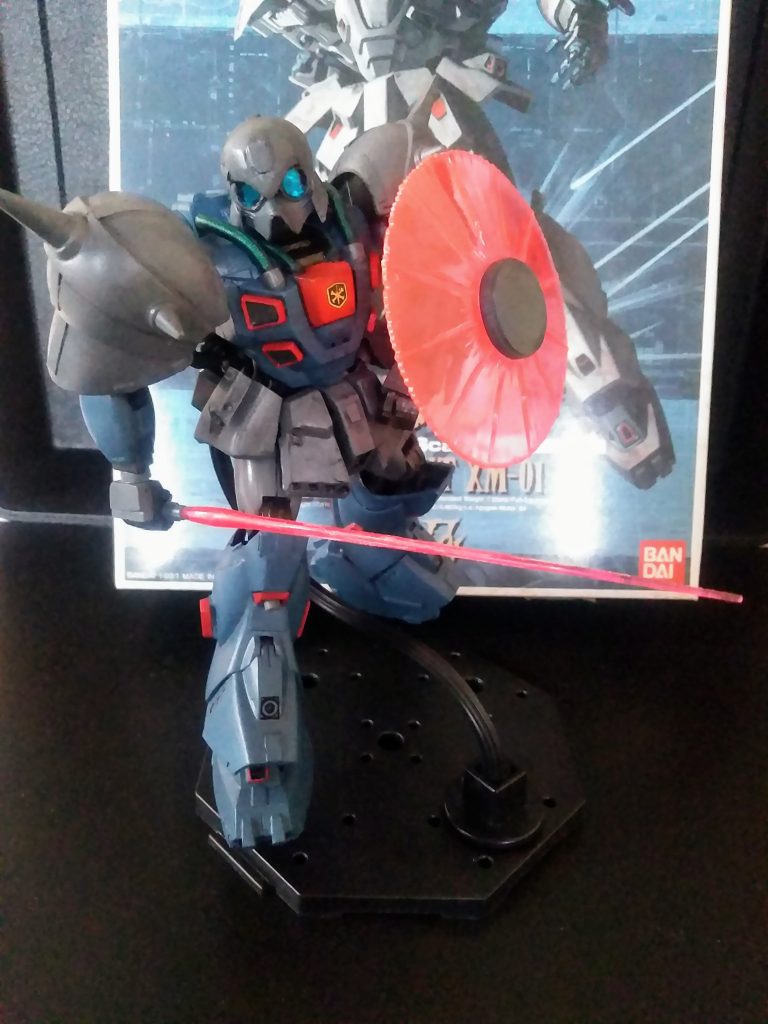 何時もの様に「ビーム サーベル & シールド」展開❗❗サーベルは腰部に装備されているそうです 何処かは解らんけど😂           「ビームシールド」はこの映像作品が初出ですが、ナンだかとっても違和感が合った思い出🤔