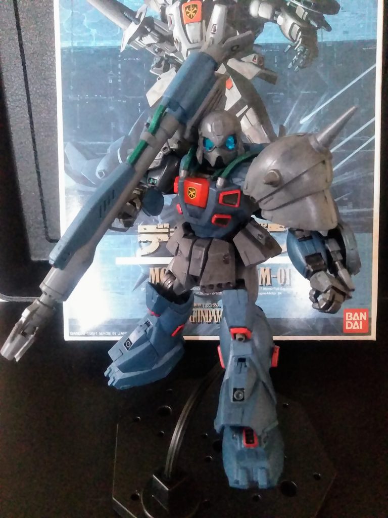 一緒に発掘したので「ビームバズーカ」もドウゾ😁                                          「長物を装備しないと卒倒してしまう病」を罹患しているので設定に無くてもヤらせて下さい😣                      手首が別パーツ化していて可動するので、担ぐ事が出来ます😆