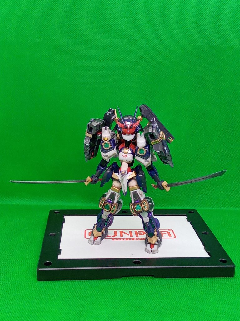 戦国アストレイのフレームを紫色で塗装してパープルフレームにしようとしましたが・・似合わない・・破棄するのはもったいないのでフレームを換装してみました