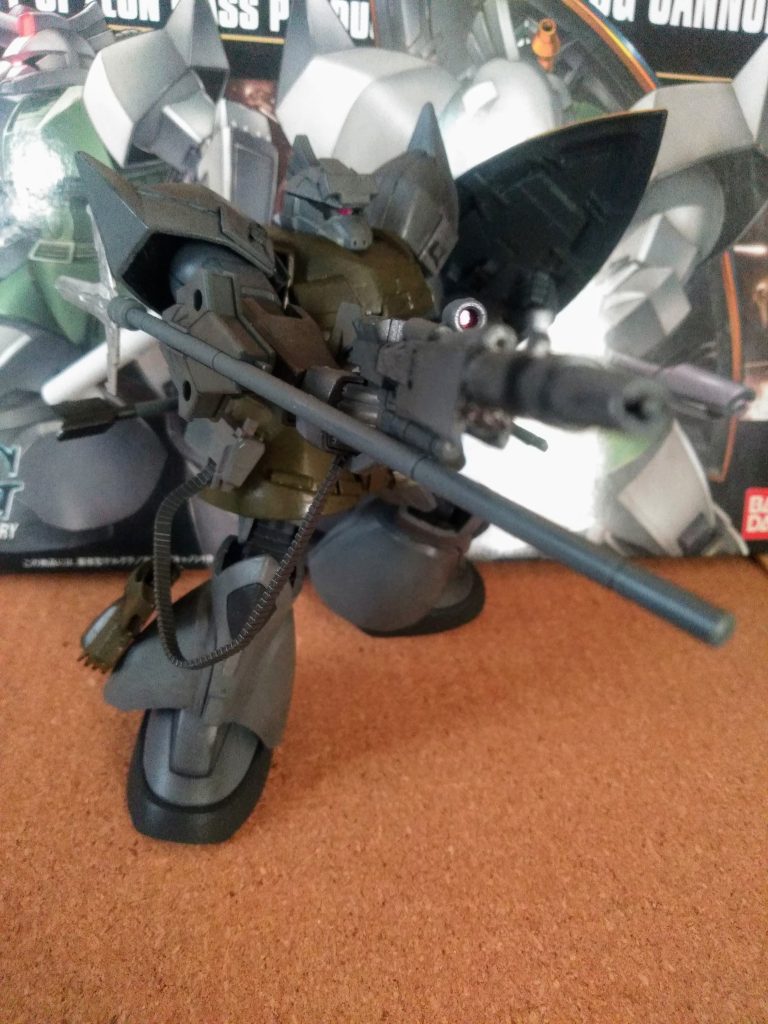 ｢生存率の優先化｣と云う事で　　　　　　　　　　　　　｢コックピット周り、被弾時に致命的になりそうな場所｣を装甲増設しときました😤              ｢サイド 3 の軍本営陣｣に赴く事が主眼となるので｢継戦能力｣維持も必須です🧐　　　　　なので｢プロペラント増設+省エネ武装+緊急離脱用推進機｣の搭載も実行です😋｢120mm 給弾式速射ライフル｣ & ｢十文字槍｣を装備😊