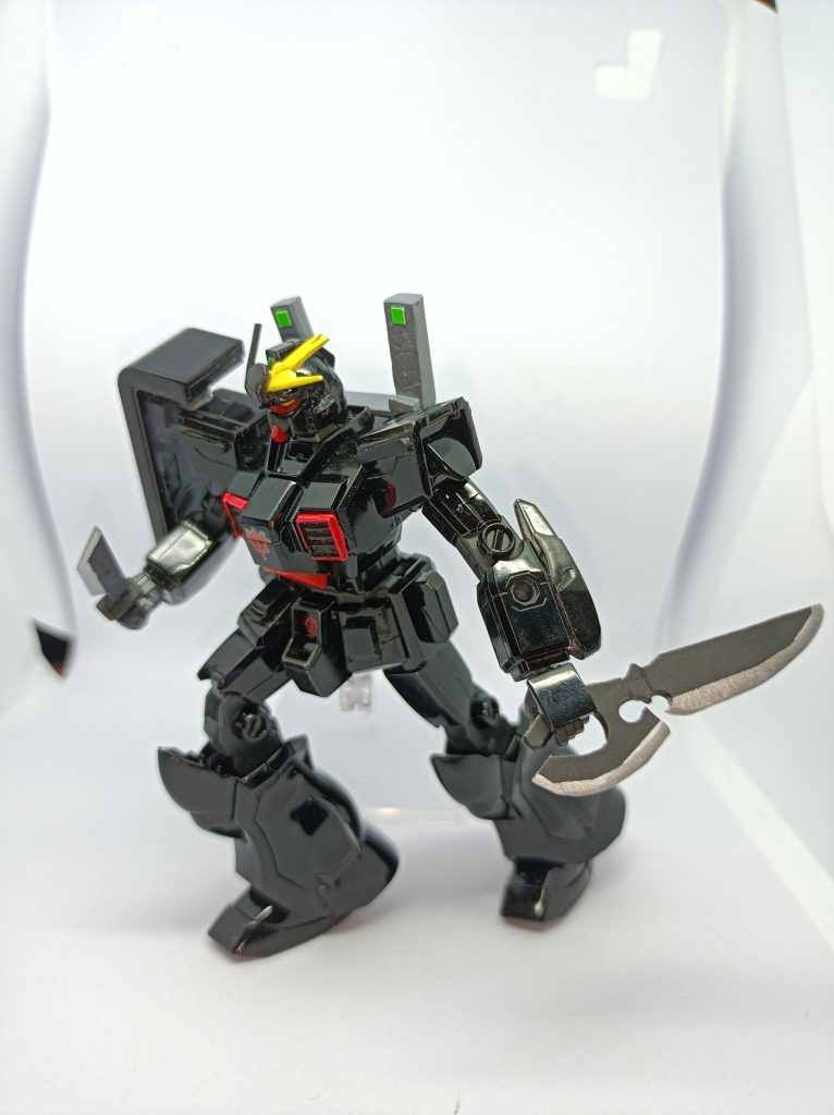 使用したキットはEGガンダム・陸戦型ガンダム・陸戦型ジム・ザク・グフカスタムです劇中のRUST自体が初登場時はほぼ陸ガン、次出てきた時は一部おっちゃんと形状がコロコロ変わるのがお約束(バックパックも突起変わったり)なので地味に困りました本来は襟やアームガード部分に赤い線があるのですが今の自分では満足な物が出来ないと断念