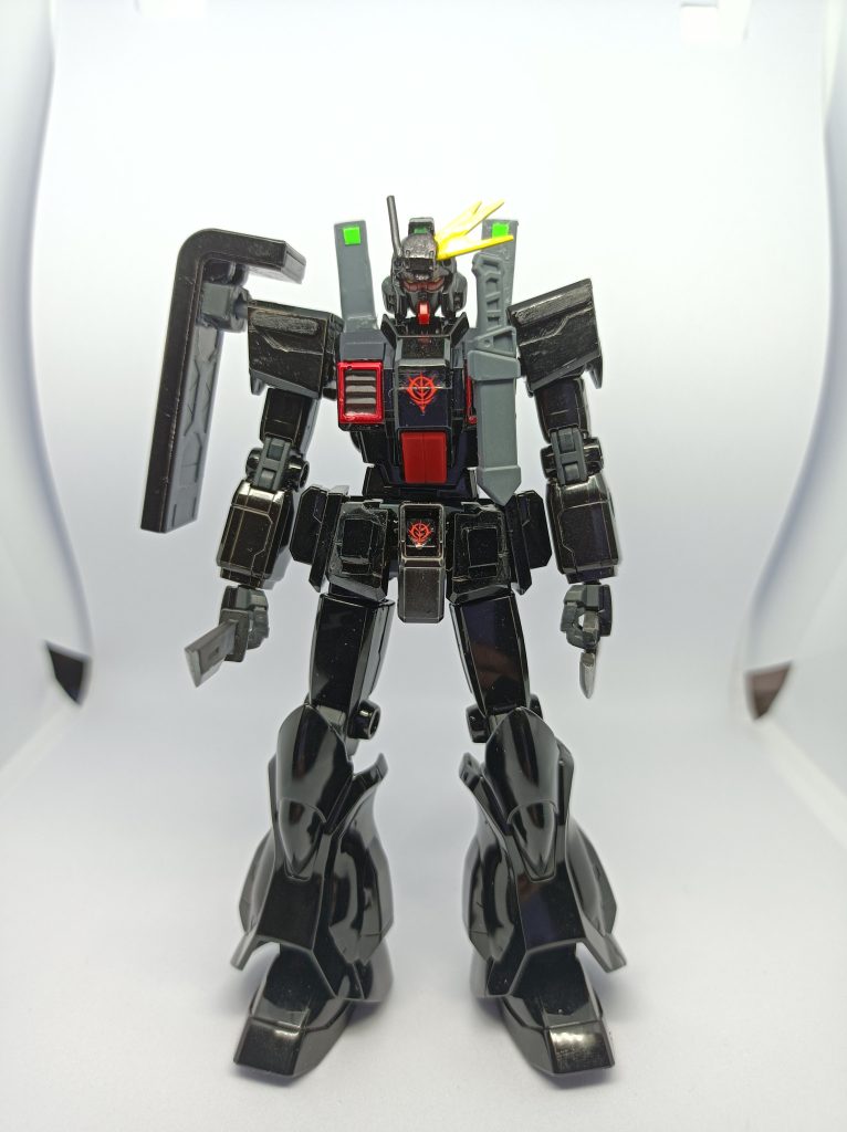 正面から。まずやったのはスジボリ・プラ板・デカールでのディティールアップと言うのも悪役機コンでRUSTを作りたいと思ったのですが「あれ?これ色々やらんとダメだな?」となりディティールアップ初挑戦となりました塗装は9割以上黒なのでもの凄く楽でした