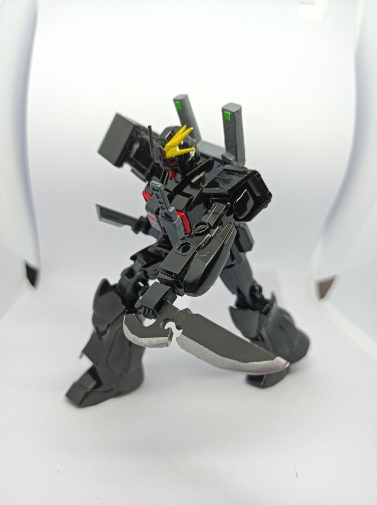 ガンダムによくある斬り付けてからの着地シーン作者様が「流れを意識するように片ツノにした」との事で写真撮る時も自然とこちらから見て右から撮ってばかりです