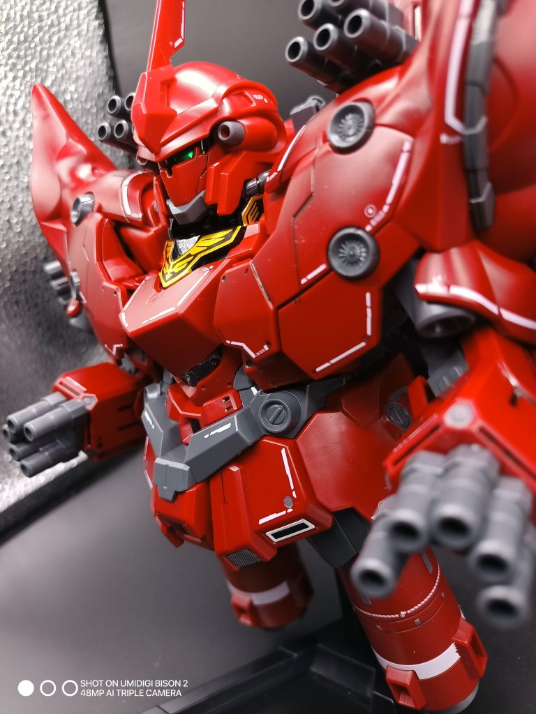 シナンジュの頭を左右に動かすと連動してモノアイも動くのは素晴らしいですね。