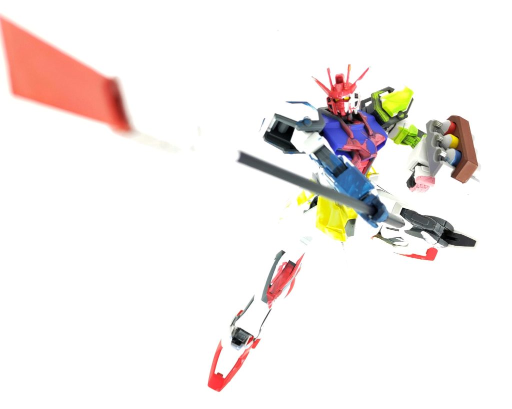 右腕に装備された筆の形をした武器は、主に近接攻撃に使います。攻撃するとともに相手の色を塗り替えます。