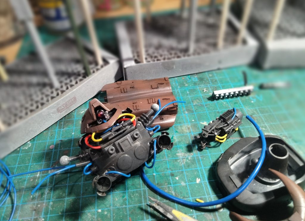 色んなところに配線とメカメカしいパーツを入れております。モノアイは昆虫っぽく複眼にしてみました。