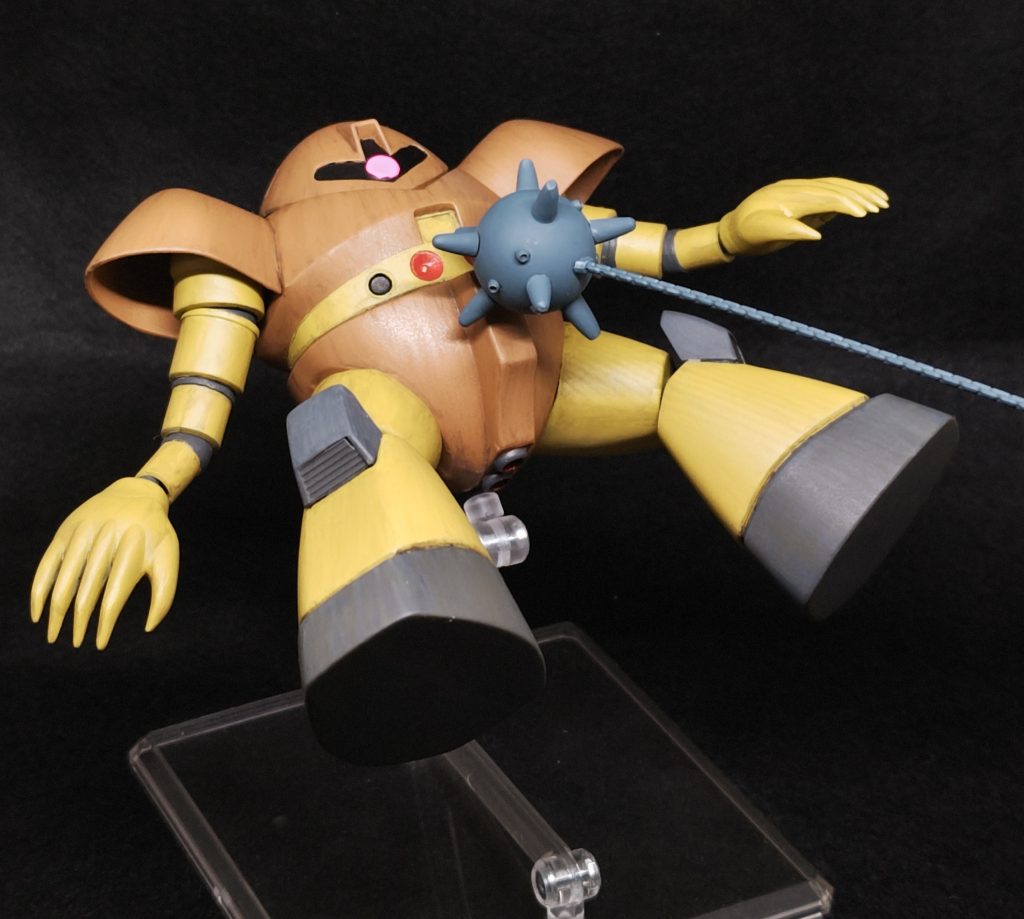 特に説明することもないのですが、脚は固定で、腕はアルミ線接続です。肩アーマーは前方に向けて角度を付けました。あと、頭を一旦切り離して、少しアゴを引いた体勢にしています。